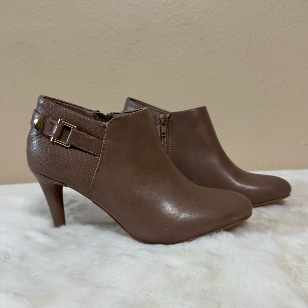 Ellen Tracy Tan Nude Ankle
Booties Size 7
